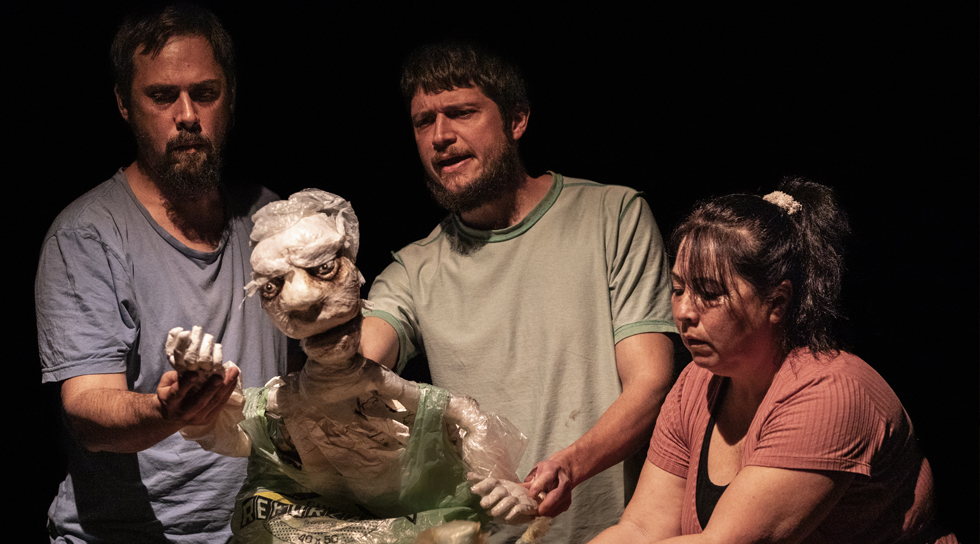 dos actores y dos actrices sosteniendo una marioneta