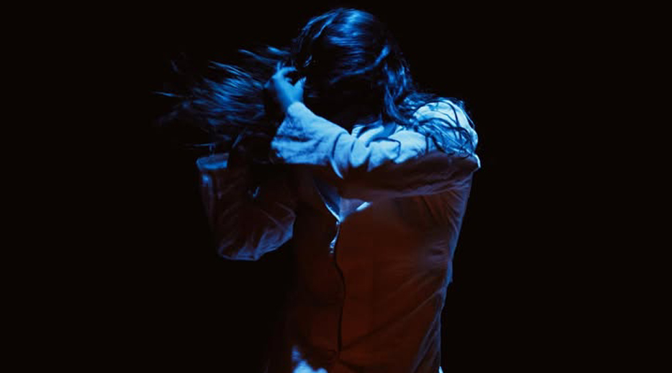 foto de una bailarina improvisando sobre un escenario