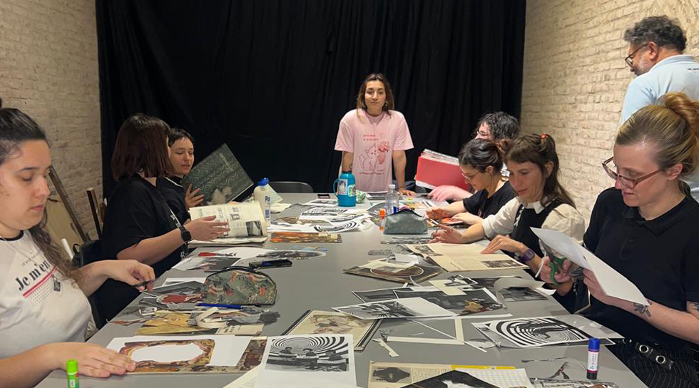 Grupo de personas haciendo un collage