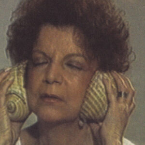 Mujer escuchando dos caracoles