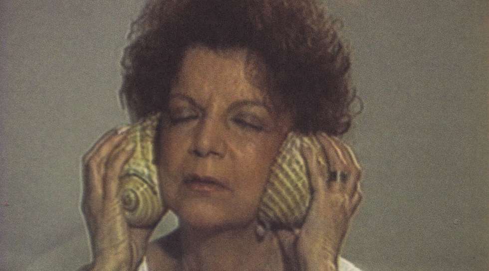 Mujer escuchando dos caracoles