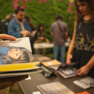 personas hojeando libros
