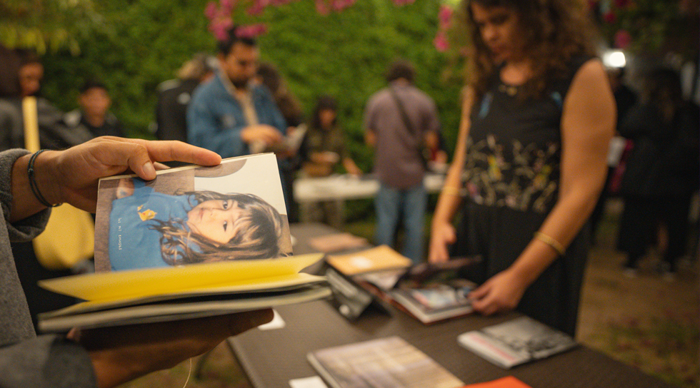 personas hojeando libros