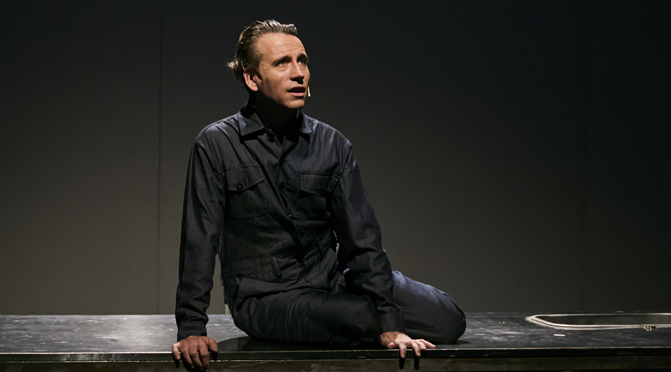 actor sentado sobre el escenario