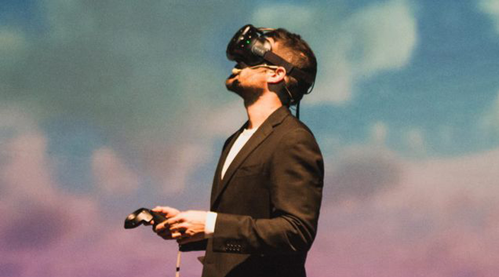 hombre usando un casco de realidad virtual